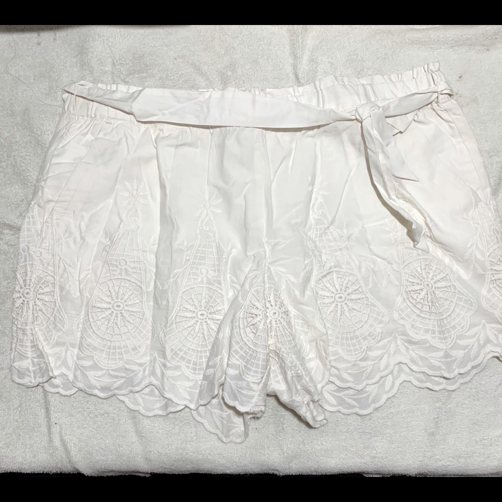 White embroidered trim cotton shorts 🔸